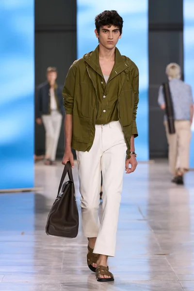Look 18